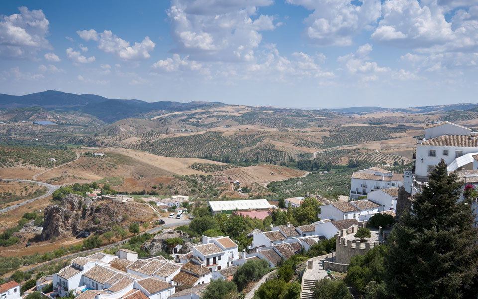 Fotografía de los tejados de un pueblo blanco visto desde la parte más alta