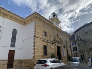 fachada del ayuntamiento de porcuna
