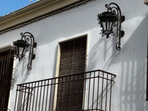 Arjonilla balcón con faroles