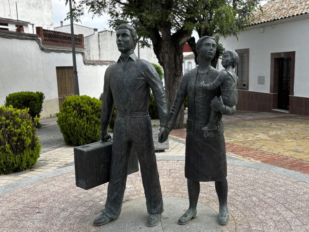 los emigrantes escultura de Lopera