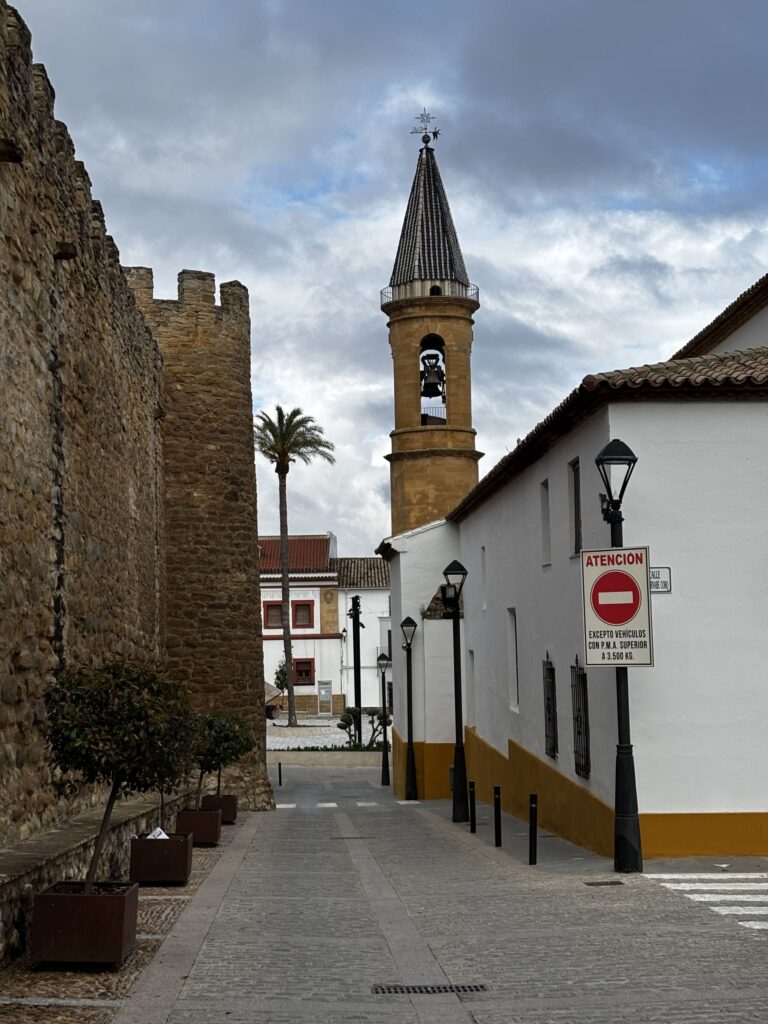 que ver en popera el castillo, ayuntamiento e iglesia